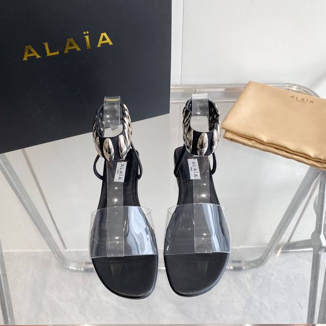 Alaia 24Ss春夏新款法式仙女胶片金属扣平底凉鞋 原版购入法国一线奢侈品牌alaia品牌源自其创始人，Azzedine Alaia是上世纪80 年代“超紧