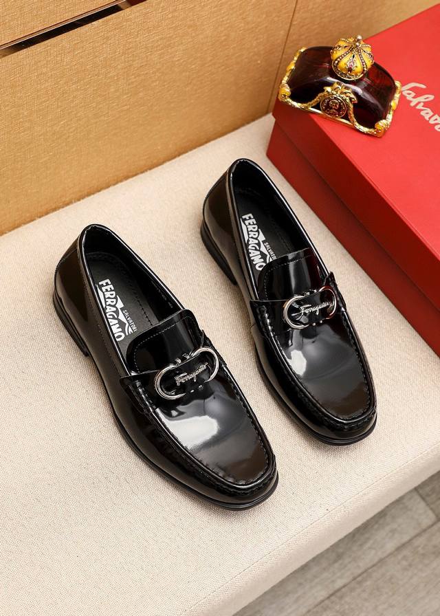 商品商标：Ferragamo 菲拉格慕 休闲皮鞋 正码码数: 38-44 45订制 商品材料：精选 进口头层开边珠牛皮鞋面+奢侈五金扣，进口水染牛皮内里。强烈立