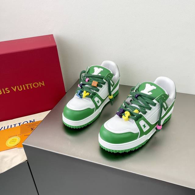 顶级版本高端鞋盒 Lv Trainer 24Ss秀场运动鞋 这几年的 Louis Vuitton Trainer，早已成为年轻人心目中的 潮流圈毕业单品 ，兼具 - 点击图像关闭