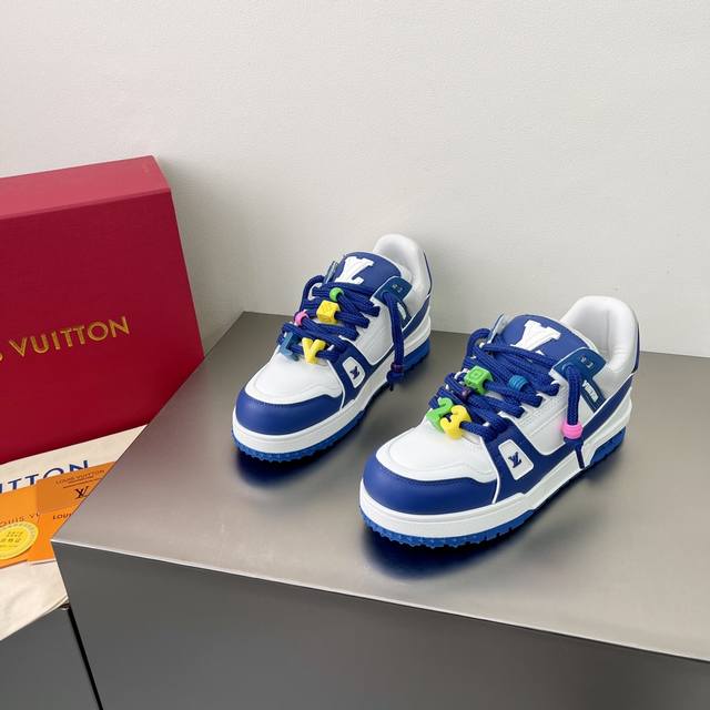 顶级版本高端鞋盒 Lv Trainer 24Ss秀场运动鞋 这几年的 Louis Vuitton Trainer，早已成为年轻人心目中的 潮流圈毕业单品 ，兼具