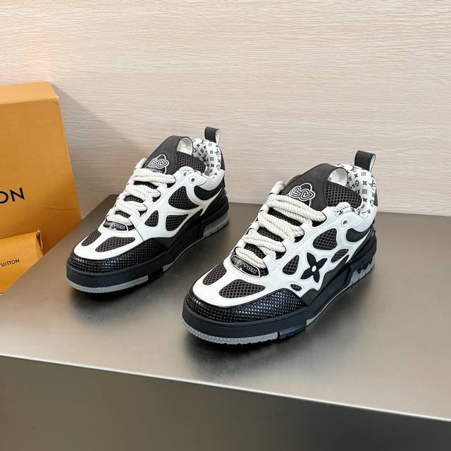 编码： Lv Skate 运动鞋出货 本款 Lv Skate 运动鞋以包括科技网格在内的混合材质演绎新季构型。受上世纪 90 年代滑板鞋灵感启发，此款运动鞋采用