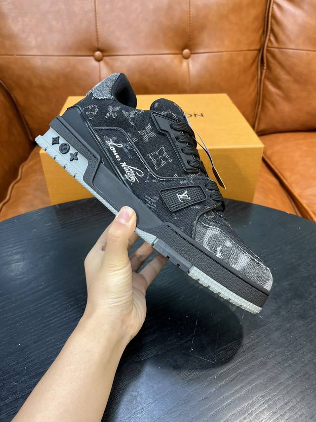 Lv Trainer 运动鞋，本款 Lv Trainer 运动鞋取材 Monogram 压纹粒面小牛皮，展现路易威登男装艺术总监 Virgil Abloh 对复