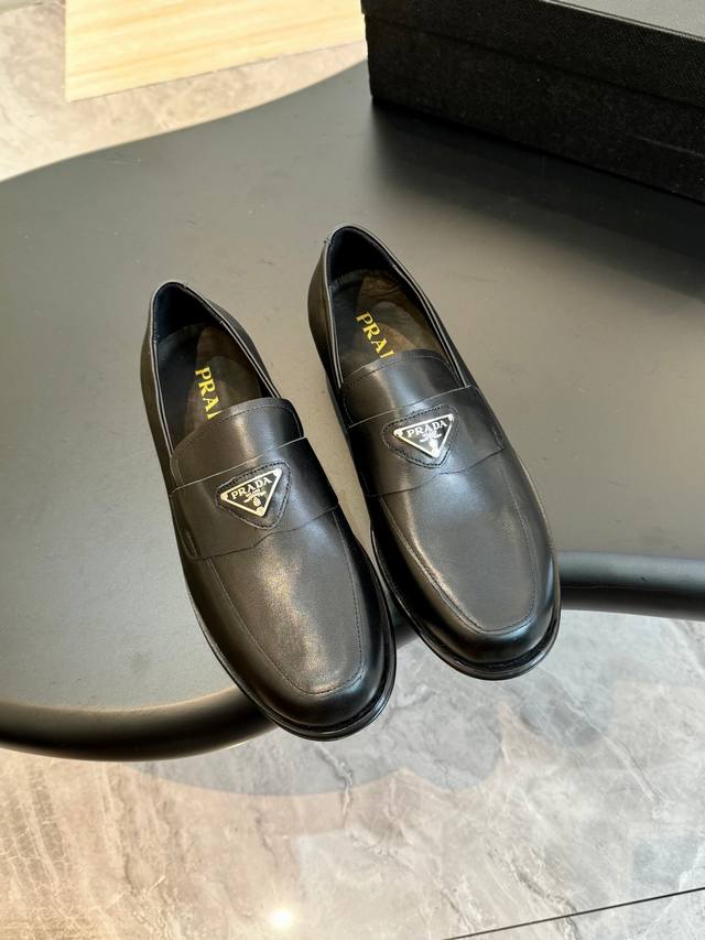 批 ［D购级］ Prad* Saffiano 小牛皮乐福鞋 做工精细而娇贵 注重细节 Saffiano图案赋予此款经典男士乐福鞋现代气息。彰显品牌身份。意大利进