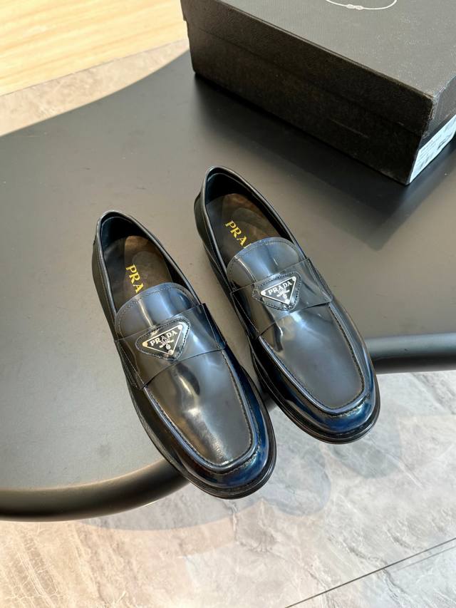 批 ［D购级］ Prad* Saffiano 小牛皮乐福鞋 做工精细而娇贵 注重细节 Saffiano图案赋予此款经典男士乐福鞋现代气息。彰显品牌身份。意大利进