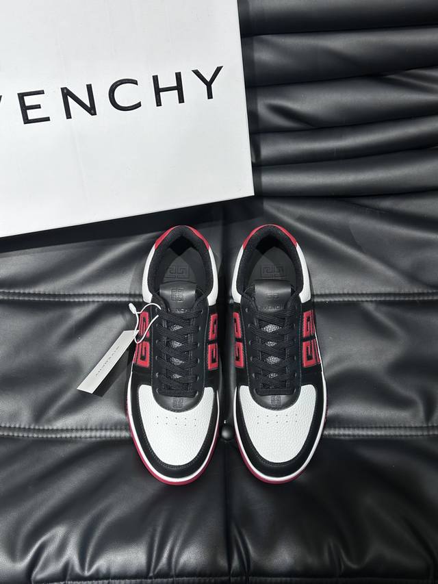 Givench* 新款男士低帮慢跑运动鞋，进口头层牛皮，鞋面冲孔设计，透气舒适，舌压印4G Logo刺绣，Tpu轻型鞋底，上脚效果帅气有型，增高提升气场，简约时
