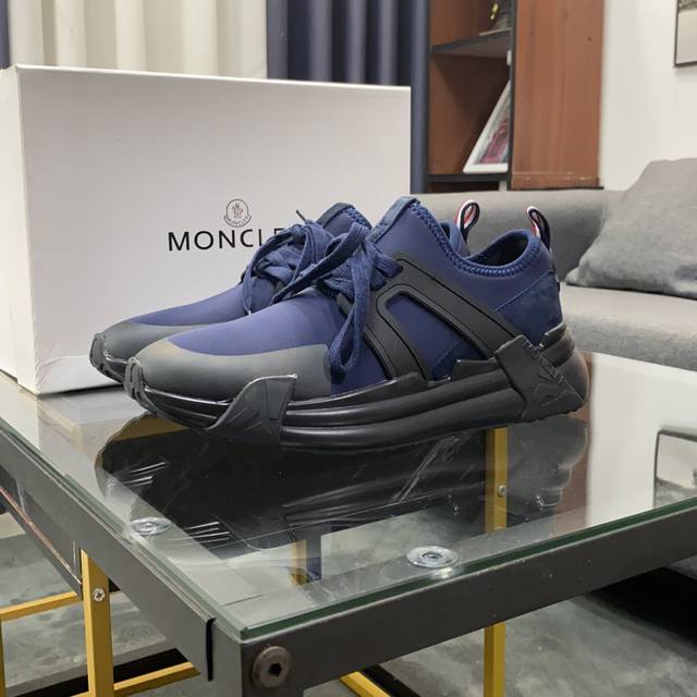 商品商标：Moncler 蒙口 运动鞋 正码码数: 38-45 商品材料: 鞋面意大利原版进口弹力布，进口羊皮垫，鞋底：原厂特供大底。