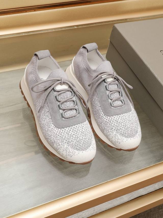 Brunello Cucinelli 新款男鞋出货 此品牌是来自意大利的顶级奢侈品牌，被誉为低调奢华的 “山羊绒之王” 鞋面选用原版透气飞织面料，设计出一种 “