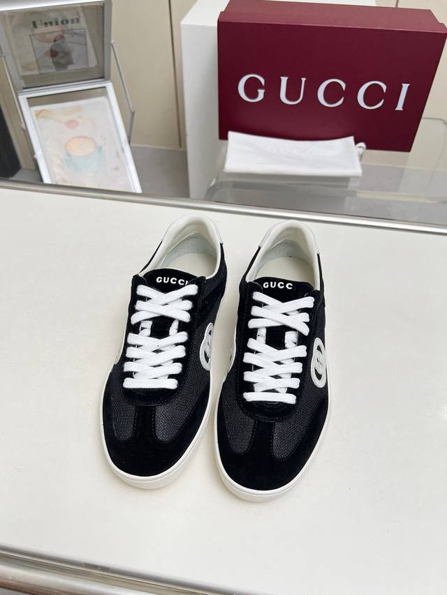 工厂价： 高版本gucci最新款德训鞋双g皮革搭配立体gucci字母 以3D效果成就整款鞋子自在的流动质感，流畅的线条设计 轻盈舒适透气，女码35-40 男码3