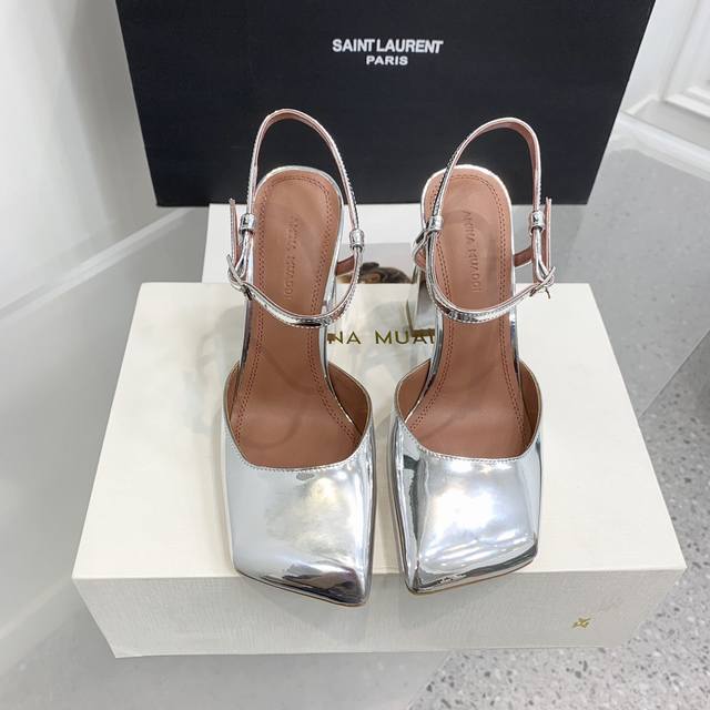出厂p： Amina Muaddi2024新款charlotte系列高跟鞋！棱角分明斜切方头，更加别具一格！是一双很有气质的高跟鞋！ 鞋面：原版真丝、牛皮 内里