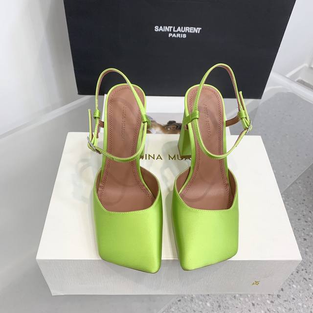 出厂p： Amina Muaddi2024新款charlotte系列高跟鞋！棱角分明斜切方头，更加别具一格！是一双很有气质的高跟鞋！ 鞋面：原版真丝、牛皮 内里