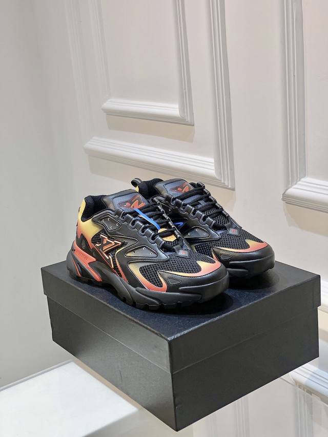 男款runner系列运动鞋，确实给人眼前一亮的感觉。在配色上，它选用了灰白这一简单又基础的颜色组合，这样的设计在炎炎夏日里显得尤为清爽，相较于沉重的黑色，它无疑
