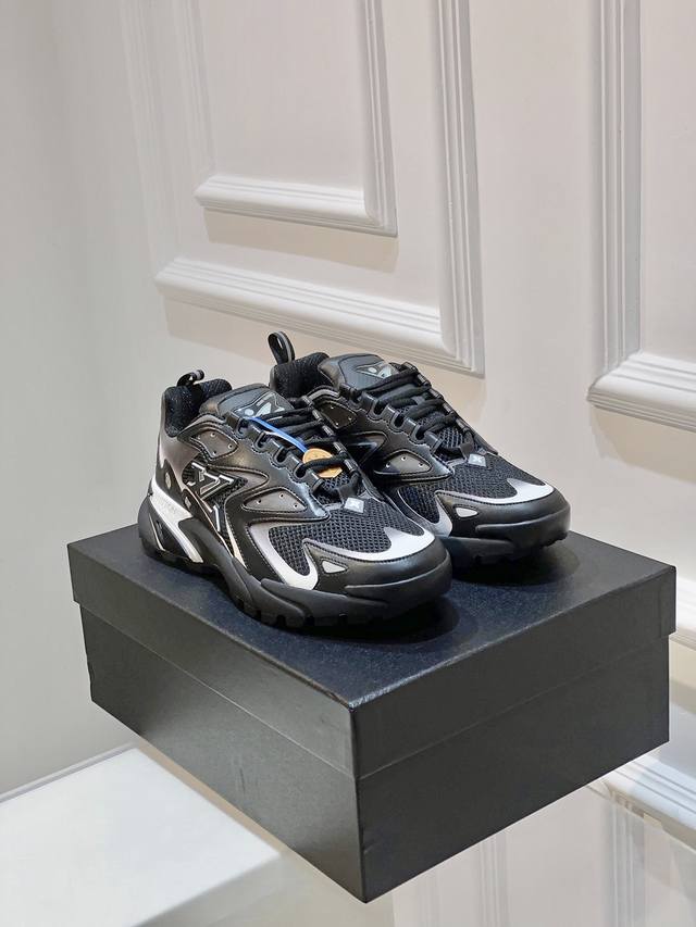 男款runner系列运动鞋，确实给人眼前一亮的感觉。在配色上，它选用了灰白这一简单又基础的颜色组合，这样的设计在炎炎夏日里显得尤为清爽，相较于沉重的黑色，它无疑
