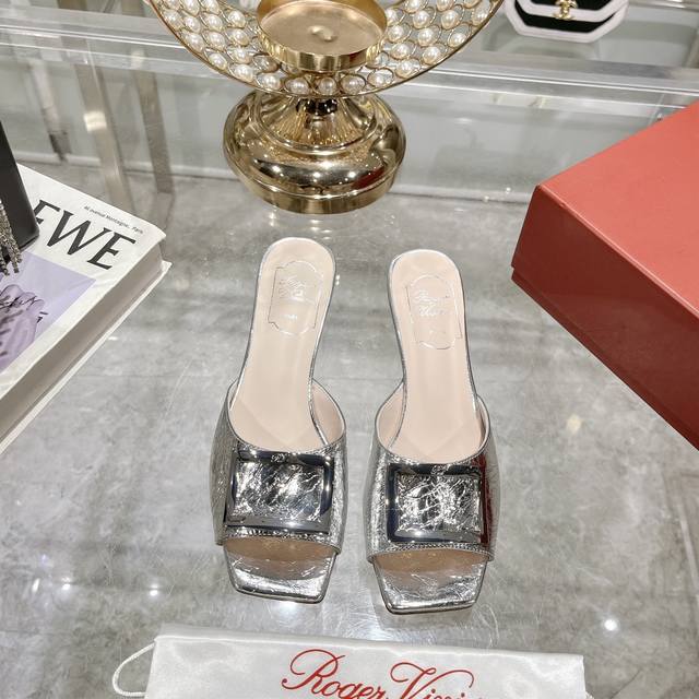 出厂 Roger Vivier Rv露趾金属方扣高跟拖鞋 凉拖 新款rv初夏新色方扣高跟鞋 Trompette金属扣喇叭跟融入70年代时尚元素，以微喇的曲线演绎