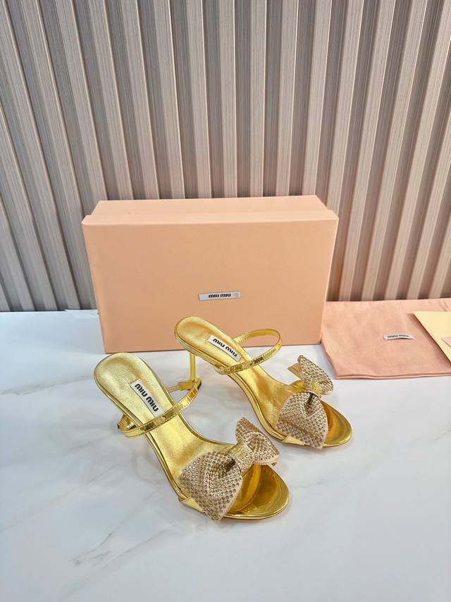 工厂 2024 新款新品 Miu Miu 全新超美装饰搭配,时尚淑女气质十足 双色拼接 又不乏美艳色彩,外侧附带弹力象巾 上脚非常方便意大利引进的原版楦头是最新