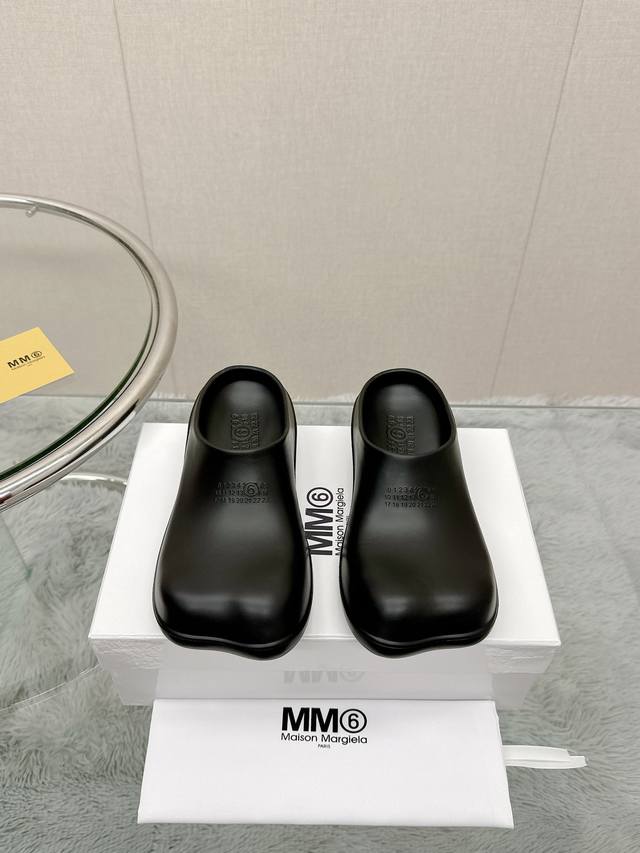 24Ss新款maison Margiela*Mm6米奇包头半拖鞋 丑萌丑萌的 可可爱爱苹果头 上脚轻巧舒适度没得挑 懒人必备 材质：橡胶 码数：35-39 40