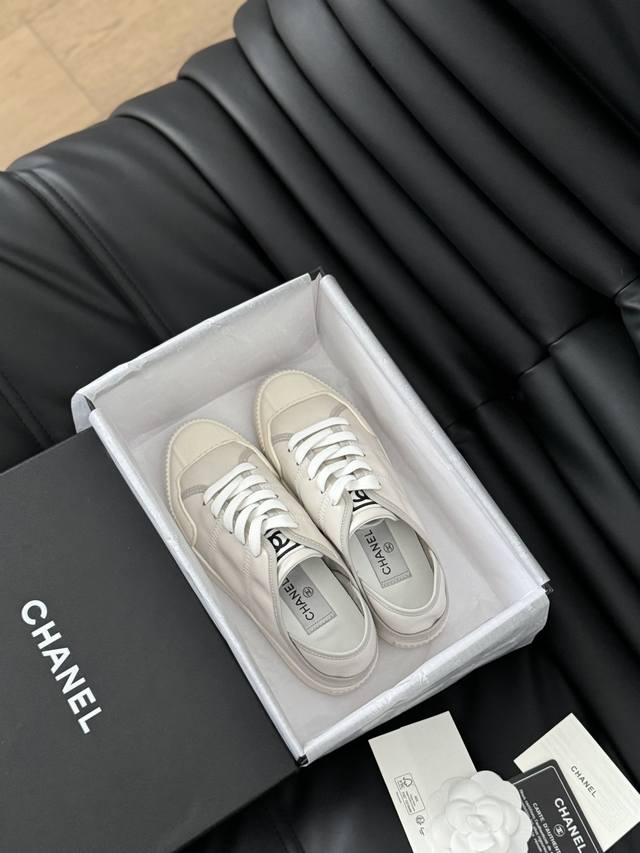 Chanel 23S隐藏款休闲小白鞋！ Vintage感满满，中古复刻款get啦～ 小白鞋适配春夏，黑白拼接就很chanel。 配合袜子就很复古学院的感觉。 S