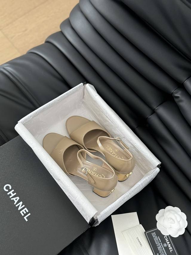 Chanel 24P新款凉鞋 小香粉必备单品 上脚气质立刻提升几个档次 鞋面经典一字带设计 原版水台大底 上脚立马大长腿 鞋面内里羊皮 真皮大底 Size:35