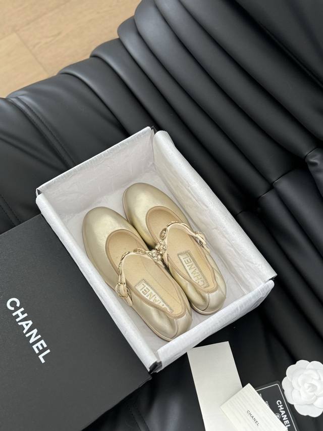 Chanel 24A手工坊玛丽珍单鞋 最近爆款系列 金币设计还是蛮复古 Vintage的，和toga Pulla放在一起毫无违和感 鞋型很秀气 上脚超好看 鞋面