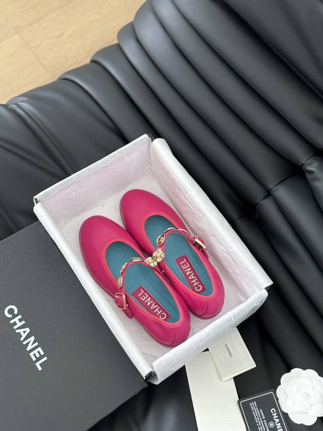 Chanel 24A手工坊玛丽珍单鞋 最近爆款系列 金币设计还是蛮复古 Vintage的，和toga Pulla放在一起毫无违和感 鞋型很秀气 上脚超好看 鞋面