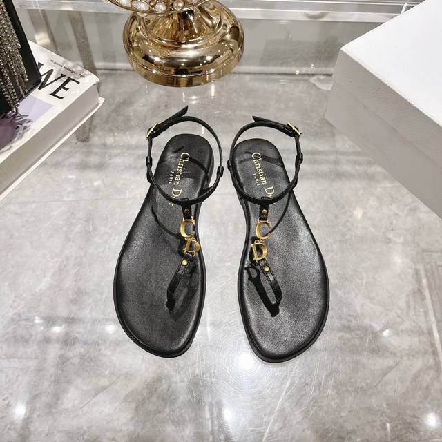 出厂 Dior 迪奥 2024夏季新款cd装饰夹趾平底凉鞋，正品买版开模，纯铜五金里外原版定制进口羊皮，意大利真皮大底，上脚时尚秀气百搭。清爽夏天一双必备的人字