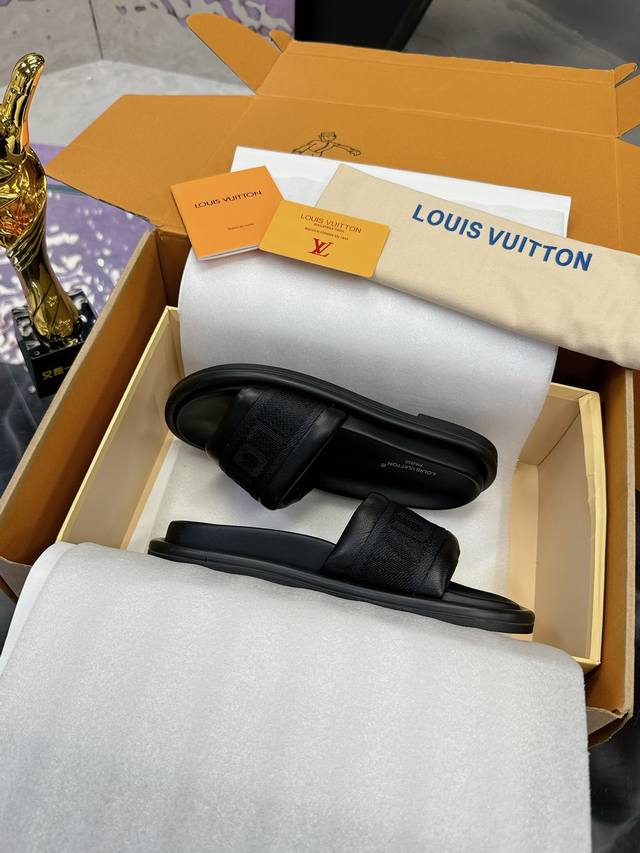 工厂价： 驴家系列凉鞋 米白丶 黑丶 灰 最新款-- Louis Vuitton 路易威登 最新时尚休闲拖鞋～ 代购级当季最新潮品 众多博主纷纷种草，入购原版开