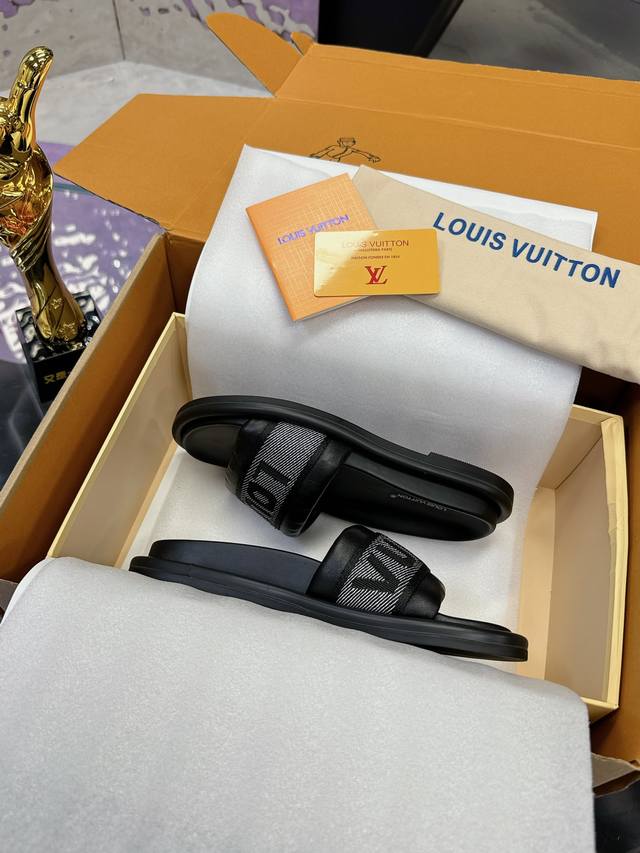 工厂价： 驴家系列凉鞋 米白丶 黑丶 灰 最新款-- Louis Vuitton 路易威登 最新时尚休闲拖鞋～ 代购级当季最新潮品 众多博主纷纷种草，入购原版开 - 点击图像关闭