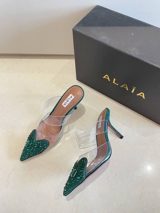 钻石系列 Alaia 尖头拖鞋来自巴黎 一见倾心 祖母绿 高级 经典 阿莱娅还有另外性感的一面 配上不同款式，不同风格都能轻松驾驭，无论牛仔裤，西装裤，还是百褶