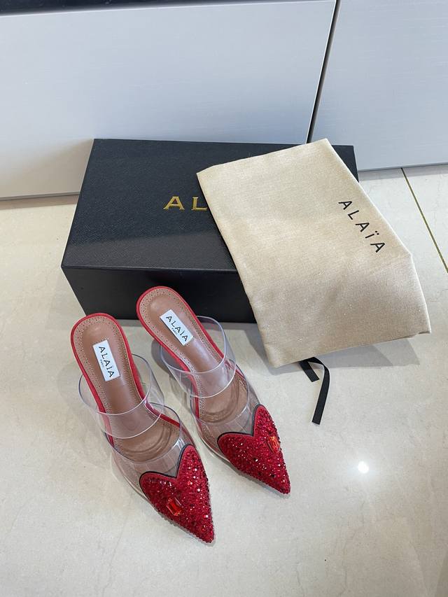 钻石系列 Alaia 尖头拖鞋来自巴黎 一见倾心 红色 高级 经典 阿莱娅还有另外性感的一面 配上不同款式，不同风格都能轻松驾驭，无论牛仔裤，西装裤，还是百褶裙