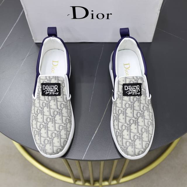 出厂价： 品牌：Dior迪奥 标准码：男码38 44 45可以定做 等级：官网同款 高品质男鞋 材料：原版皮料材质 搭配舒适透气内里 原版防滑耐磨橡胶轻便大底