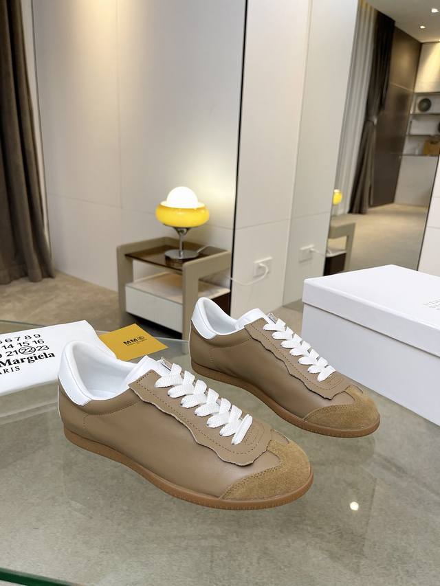 工厂价： Mm⑥德训鞋 Maison Margiela Mm6马吉拉德训休闲鞋鬼才设计师品牌，一个轻奢品牌上脚很百搭哦，也很随脚舒适，这一款德国训练鞋延续了经典