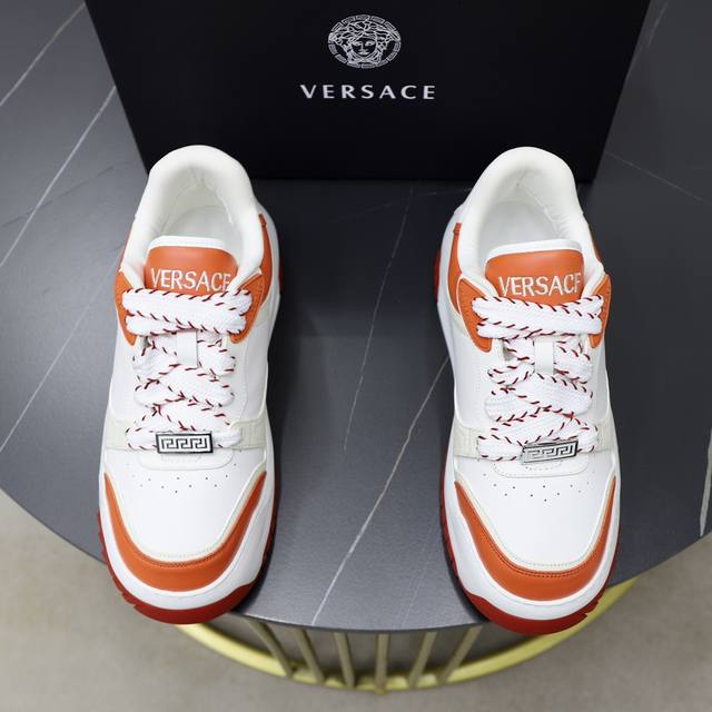 出厂价： Versace 范思哲 最新男士运动鞋官网同步发售，此款轻质系带运动鞋采用小牛皮 品牌纹路帆布，舒适柔软网布内里，超轻原版发泡底。极具未来感和活力，鞋