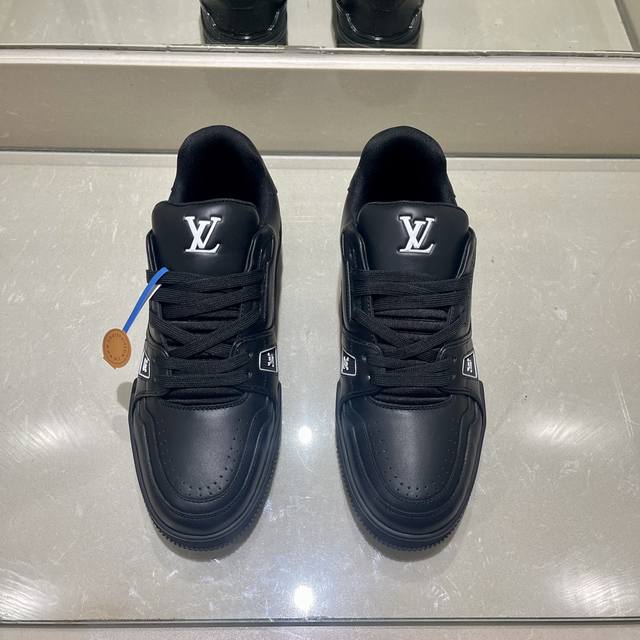 超酷新款lv Trainer 系列运动鞋出货 本款 Lv Trainer 运动鞋出自路易威登与 Tyler 合作系列，令 Monogram 图案和品牌标识分别化