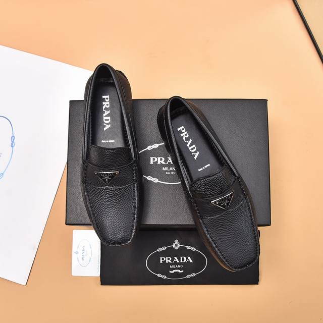 出厂价 普拉达 来自意大利顶级豆豆鞋，2024最新款原汁原味的欧式风格 赏心悦目为了让鞋子更加耐用不变形制作继续沿用传统做法 但仍然不乏创新 鞋面头层牛皮制造不