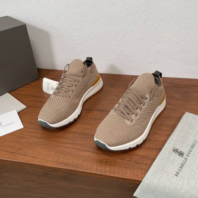 编码:批 Brunello Cucinelli Bc新款男士棉质针织休闲运动鞋 Brunello Cucinelli的经典纱线激发了这款运动鞋的精致与运动品味。