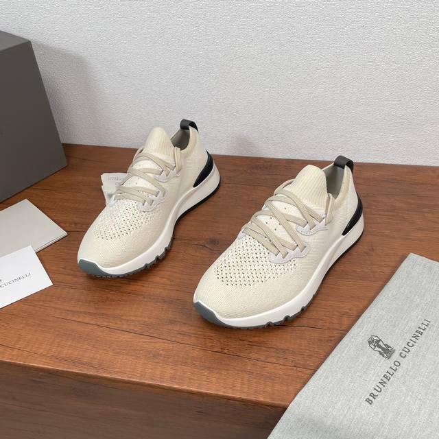 编码：批 Brunello Cucinelli Bc新款男士棉质针织休闲运动鞋 Brunello Cucinelli的经典纱线激发了这款运动鞋的精致与运动品味。