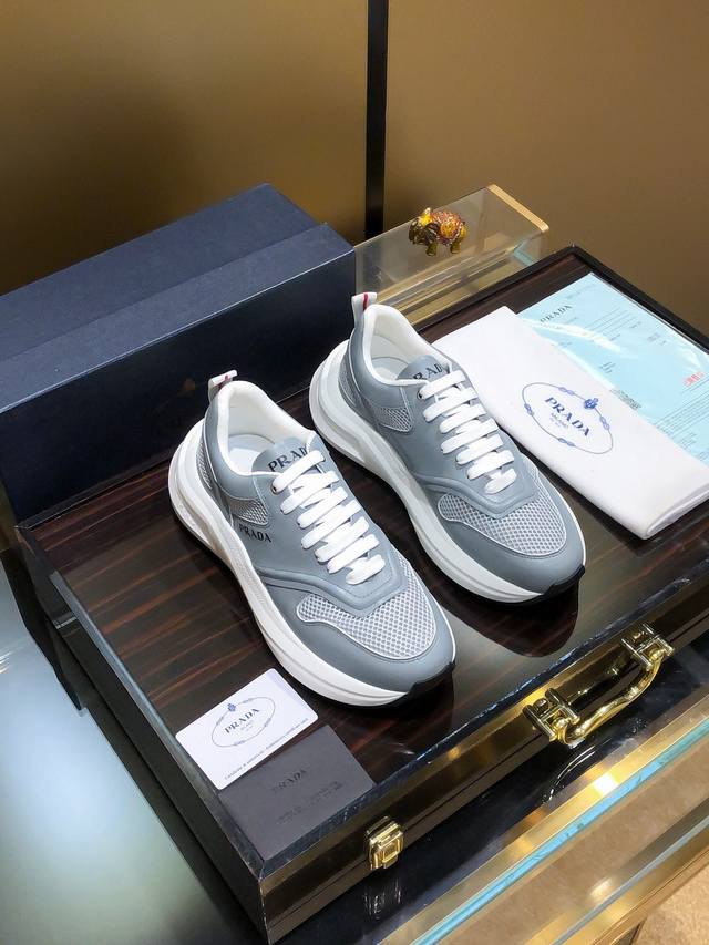 商品名称：Prada 普拉达 正规码数: 38-44 休闲鞋 商品材料：精选 牛皮鞋面，柔软羊皮垫脚，原厂特供大底。