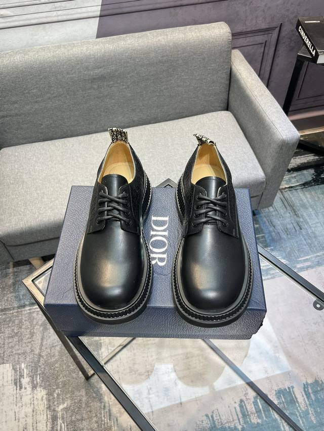 Dio*新款男士休闲乐福鞋，以进口头层牛皮制成，手缝马克线工艺，鞋面品牌经典老花帆布点缀设计，原版橡胶鞋底柔软舒适。 Size：38-44、45定做