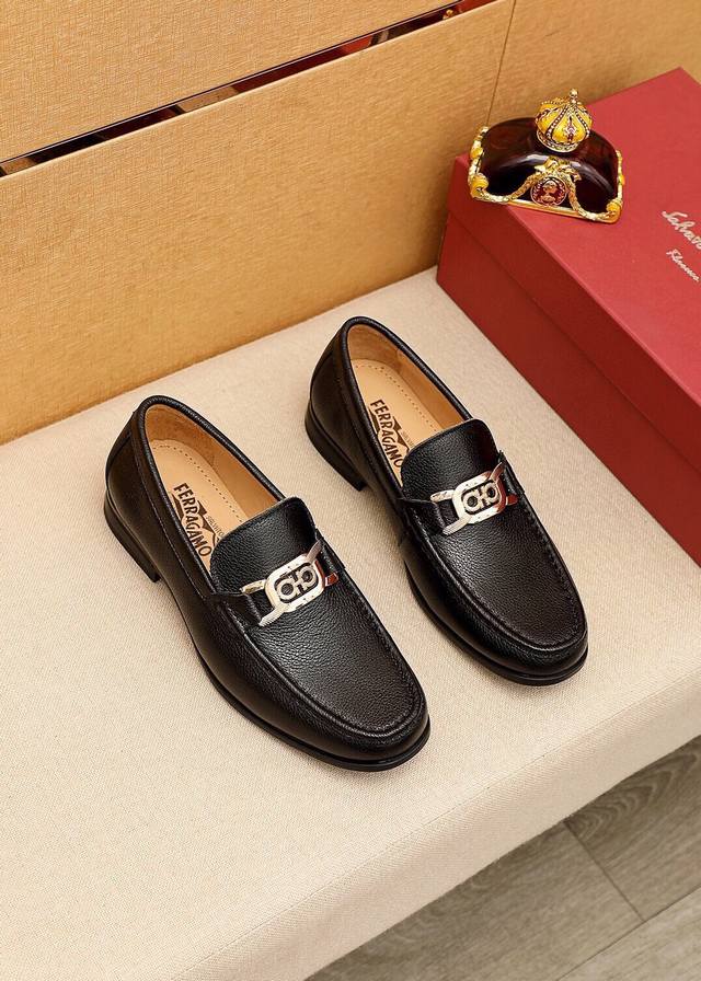 商品商标：Ferragamo 菲拉格慕 休闲皮鞋 正码码数: 38-44 45订制 商品材料：精选 进口头层荔枝纹牛皮鞋面+奢侈五金扣，进口水染牛皮内里。强烈立