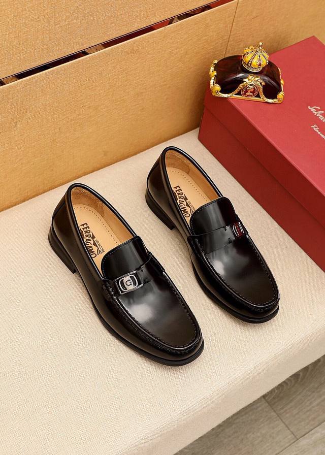 商品商标：Ferragamo 菲拉格慕 休闲皮鞋 正码码数: 38-44 45订制 商品材料：精选 进口头层开边珠牛皮鞋面+奢侈五金扣，进口水染牛皮内里。强烈立