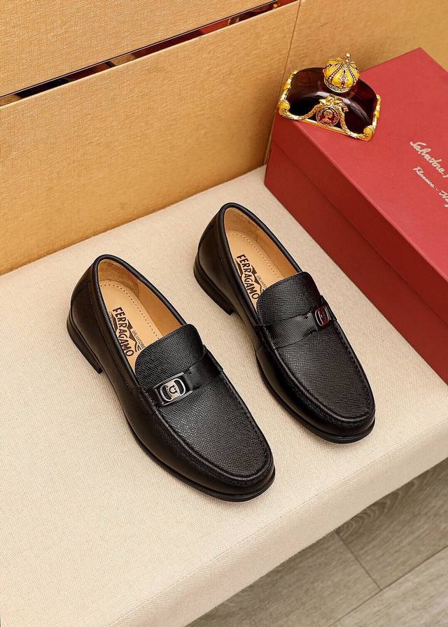 商品商标：Ferragamo 菲拉格慕 休闲皮鞋 正码码数: 38-44 45订制 商品材料：精选 进口头层十字纹牛皮鞋面+奢侈五金扣，进口水染牛皮内里。强烈立 - 点击图像关闭