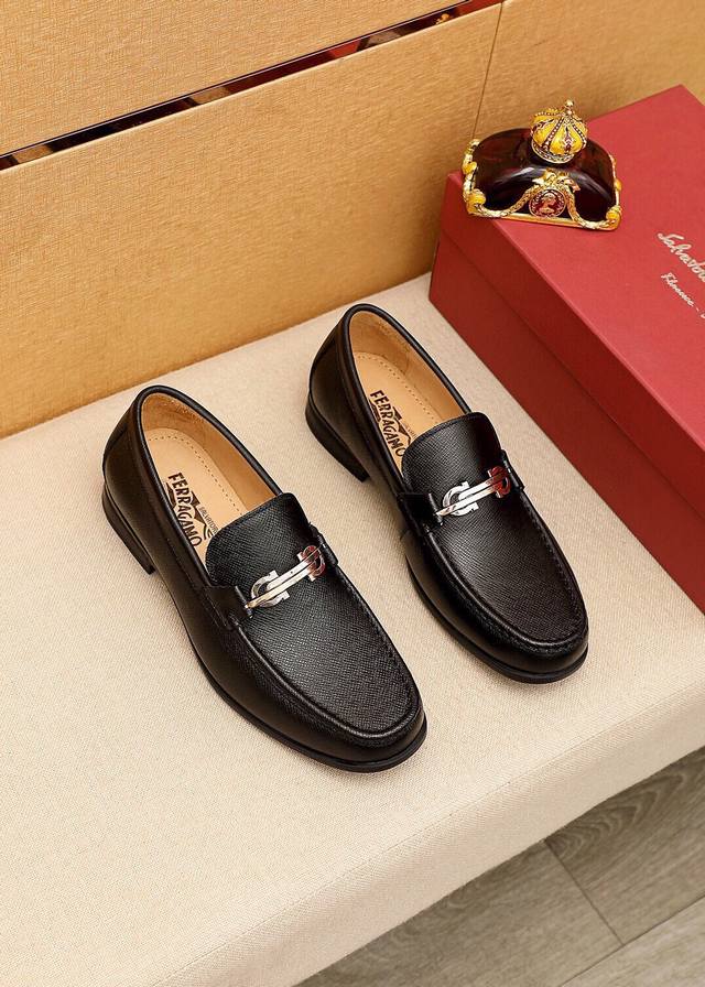 商品商标：Ferragamo 菲拉格慕 休闲皮鞋 正码码数: 38-44 45订制 商品材料：精选 进口头层十字纹牛皮鞋面+奢侈五金扣，进口水染牛皮内里。强烈立