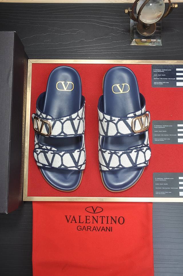 出厂价 Valentino华伦天奴 新款精品拖鞋、专柜品质、经典格子、实际做工相当复杂鞋面优选进口牛皮面料牛皮内里 相当考验工匠的手艺原版pu大底。Size:3