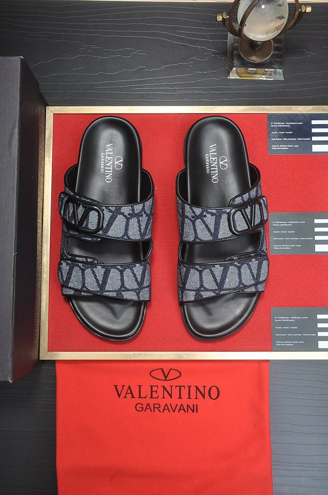 出厂价 Valentino华伦天奴 新款精品拖鞋、专柜品质、经典格子、实际做工相当复杂鞋面优选进口牛皮面料牛皮内里 相当考验工匠的手艺原版pu大底。Size:3