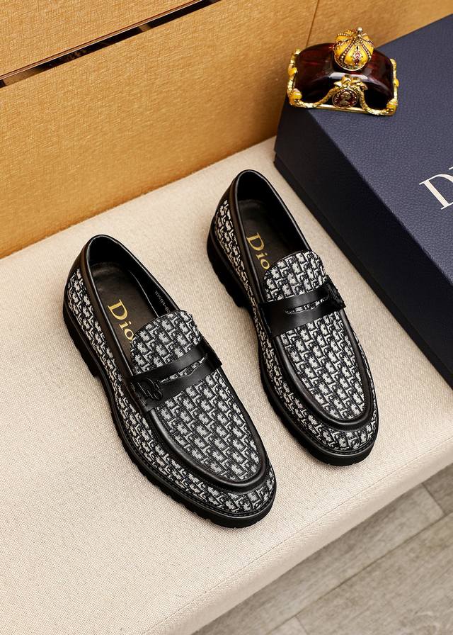 商品商标：Dior 迪奥 休闲皮鞋 正码码数: 39-44 38.45订做 商品材料：精选 意大利进口原版布料鞋面，进口水染牛皮内里。强烈立体视觉效果，发泡大底