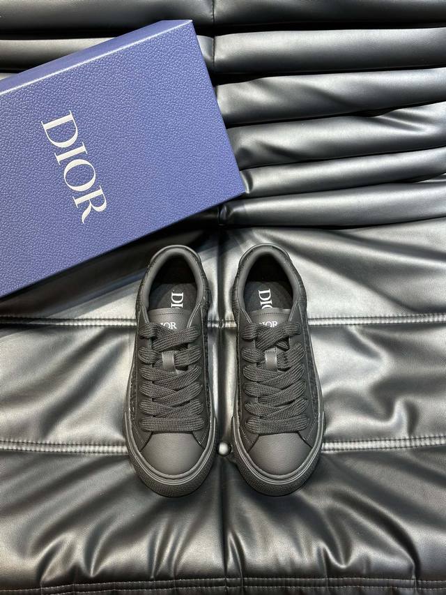 Dio* B33 运动鞋全新演绎经典的网球鞋，时尚廓形突显厚重质感。采用牛皮革精心制作，饰以 Oblique 印花，搭配饰以 Dior 标志的加垫鞋舌、马海毛宽