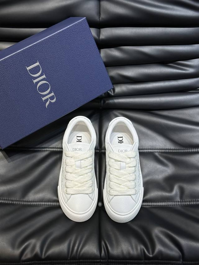 Dio* B33 运动鞋全新演绎经典的网球鞋，时尚廓形突显厚重质感。采用牛皮革精心制作，饰以 Oblique 印花，搭配饰以 Dior 标志的加垫鞋舌、马海毛宽
