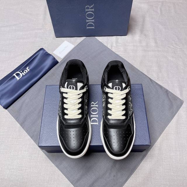迪奥低帮系列新品上市延续dior的经典款式。采用牛皮精心制作，双色橡胶底，后侧鞋口和鞋跟处均带有品牌标志性细节，提升格调。脚踝处搭配oblique印花系带，可调