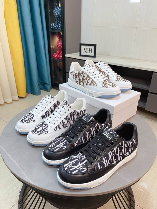 出厂价 Dior迪奥 爆卖款官网全球首发男鞋高端品牌 官网最新款系列：鞋面采用进口牛皮搭配专供面料打造真皮透气内里。让行走更加便捷舒适！与官方的质量相比美的1：
