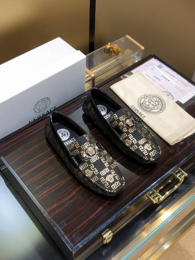 商品名称：Versace 范思哲 正规码数: 38-44 豆豆鞋 商品材料：精选 牛皮鞋面，柔软羊皮内里；原厂大底。