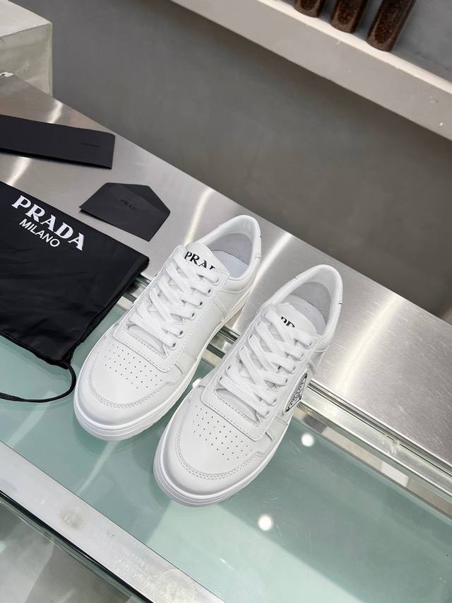 Prada* P: 情侣款，码数：女35 40 女41定做 ，男39-44. 45定做 Prada普拉达新款高板本小白鞋，引爆全场！是新款经典单品。采用原版进口